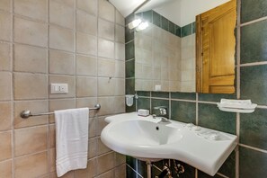 Shower, bidet, towels
