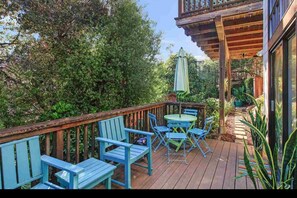 Outdoor dining - Chic 4 rm 1 bed retreat, No Berkeley area, WiFi, private deck, near UC, nature, (Kensington)
