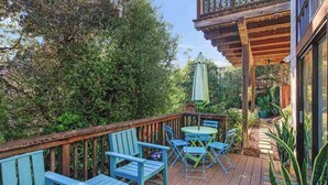 Outdoor dining - Chic 4 rm 1 bed retreat, No Berkeley area, WiFi, private deck, near UC, nature, (Kensington)