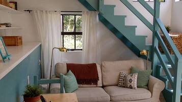 TV connectée, cheminée, écrans d'ordinateur