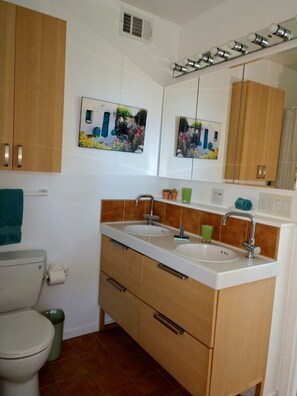 Jetted bath, hair dryer, towels, soap