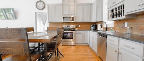 Fridge, oven, stovetop, dishwasher