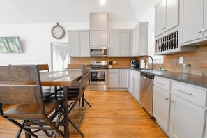 Jääkaappi, uuni, liesi, astianpesukone