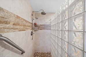 Secadora de cabello, toallas, jabón, shampoo 