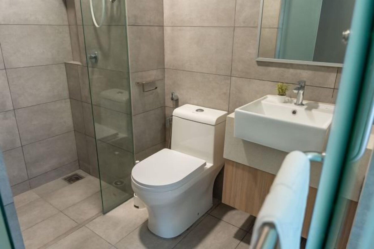 Badezimmer | Dusche, Haartrockner, Handtücher, Seife