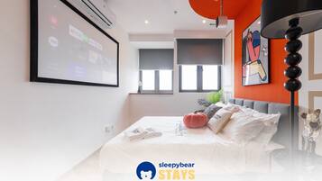 Luxury Studio, 1 Queen Bed | Free WiFi, bed sheets