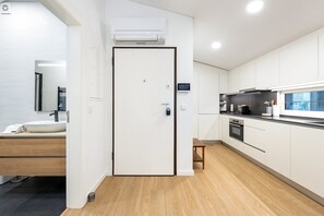 Kühlschrank, Ofen, Geschirrspüler, Wasserkocher mit Kaffee-/Teezubehör