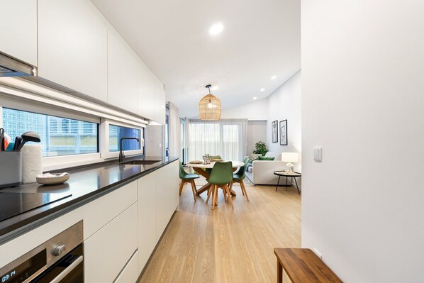 Fridge, oven, dishwasher, coffee/tea maker