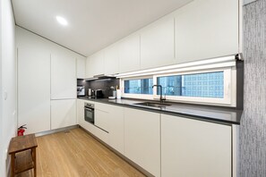 Kühlschrank, Ofen, Geschirrspüler, Wasserkocher mit Kaffee-/Teezubehör