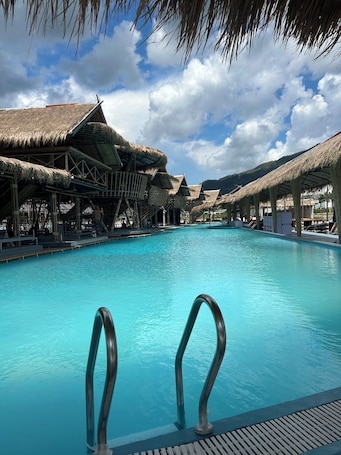 Una piscina al aire libre. Thailand Mountain Phuket