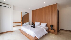 1-Bedroom Getaway with Pool & Space - Tierra 4 | Meja, seterika/papan seterika, Wi-fi percuma
