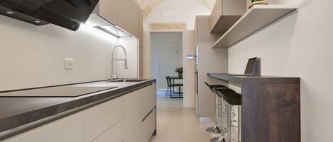 Fridge, oven, stovetop, dishwasher