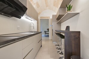 Frigorifero, forno, piano cottura, lavastoviglie