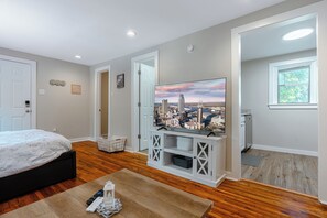 Tabla de planchar con plancha, wifi, ropa de cama