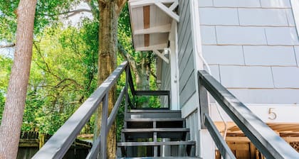 Charming studio in delightful Midtown Mobile with AC