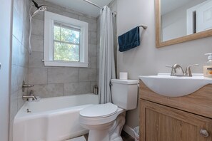 Towels, soap, toilet paper - Charming studio in delightful Midtown Mobile with AC (Mobile)