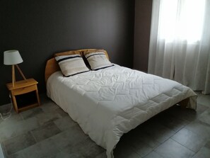 3 chambres, fer et planche à repasser, Wi-Fi, draps fournis