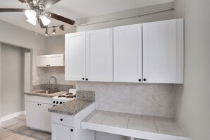 冷蔵庫、電子レンジ、オーブン、コンロ