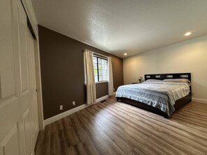 4 bedrooms, iron/ironing board, free WiFi, bed sheets
