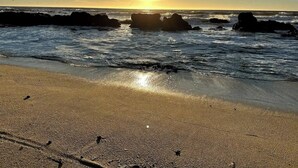 A beach with waves, rocks, and the sun setting or rising. - Spacious 4300 sq ft Bay Escape – On Golf Course & Near to Beach and Trials (Half Moon Bay)