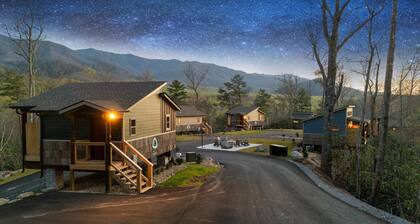 View & Hot Tub + Kitchen #2 | 24 Min to Gatlinburg
