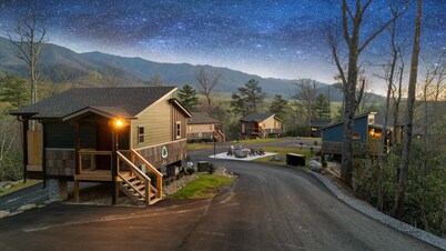 View & Hot Tub + Kitchen #2 | 24 Min to Gatlinburg