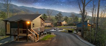 View & Hot Tub + Kitchen #2 | 24 Min to Gatlinburg