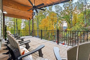 Terrace/patio - Prem. Loc 3mi to PF & Gburg; Hot Tub + Fire Pits (Gatlinburg)