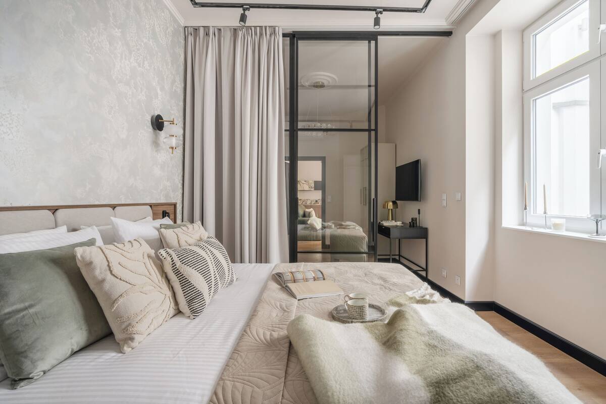 Appartement familial | Espace de travail pour ordinateurs portables, fer et planche à repasser