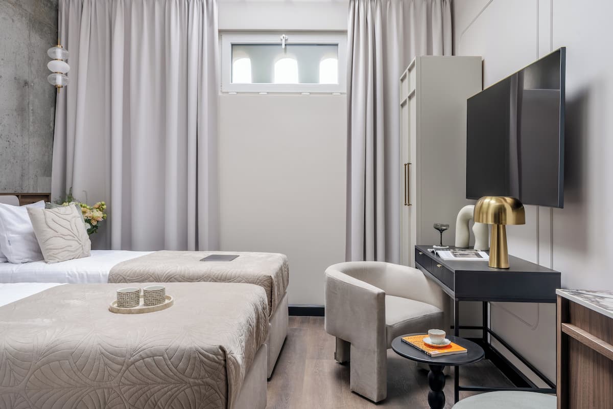 Classic Studio Suite | 4 bedrooms, laptop workspace, iron/ironing board, free WiFi