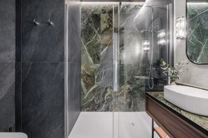 Premium Apartment | Bathroom | Hair dryer, towels, soap, shampoo - So Soho (Kraków)