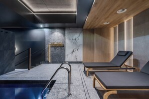 Indoor pool, sun loungers - So Soho by StayLab (Kraków)