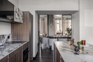 Refrigerador, microondas, placa de cocina, lavavajillas