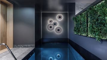 Piscina interna, espreguiçadeiras