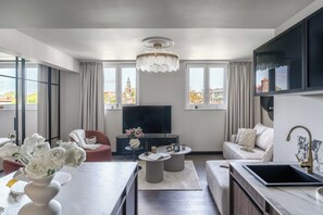 Grand Çatı Katı Süiti (Penthouse), Şehir Manzaralı | Özel küçük mutfak | Buzdolabı, mikrodalga fırın, set üstü ocak, bulaşık makinesi 