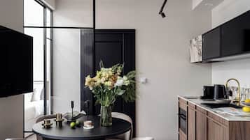 Fridge, microwave, stovetop, dishwasher