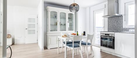 冷蔵庫、電子レンジ、オーブン、食器洗い機