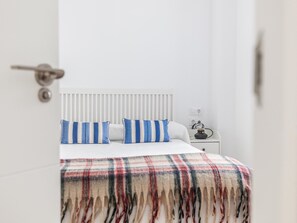 2 bedrooms, iron/ironing board, Internet, bed sheets