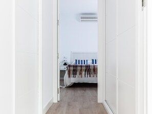2 bedrooms, iron/ironing board, internet, bed sheets