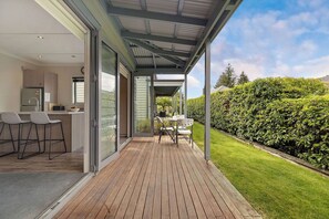 Outdoor dining - Cardrona Retreat, Resort spa & swimming pool (Cardrona)