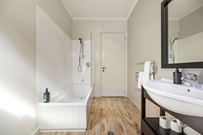 تجهيزات دش، مجففات شعر، مناشف، صابون