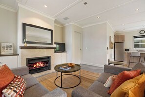 Living area - Cardrona Retreat, Resort spa & swimming pool (Cardrona)