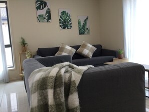 Living area - Cozy Getaway retreat-5 bd 2 bath near beach and wineries with espresso machine ☕️ (Christie Downs)