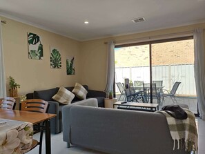 Living area - Cozy Getaway retreat-5 bd 2 bath near beach and wineries with espresso machine ☕️ (Christie Downs)