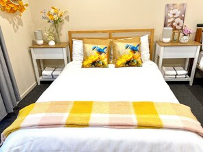 5 bedrooms, iron/ironing board, WiFi, bed sheets - Beach&Winery retreat with Lux King, 2 Queen beds, 5BR2bath, sleeps12, Neflix (Christie Downs)