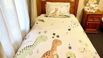5 bedrooms, iron/ironing board, WiFi, bed sheets