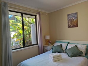 5 bedrooms, iron/ironing board, WiFi, bed sheets - Cozy Getaway retreat-5 bd 2 bath near beach and wineries with espresso machine ☕️ (Christie Downs)