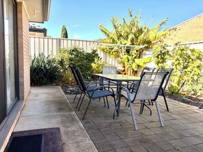 Outdoor dining - Beach&Winery retreat with Lux King, 2 Queen beds, 5BR2bath, sleeps12, Neflix (Christie Downs)