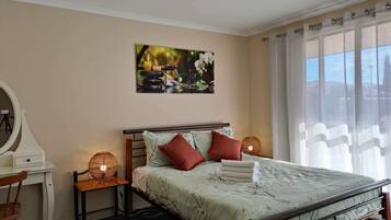 5 bedrooms, iron/ironing board, WiFi, bed sheets