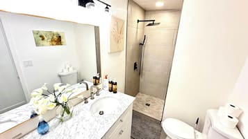 Secadora de cabello, toallas, jabón, papel de baño
